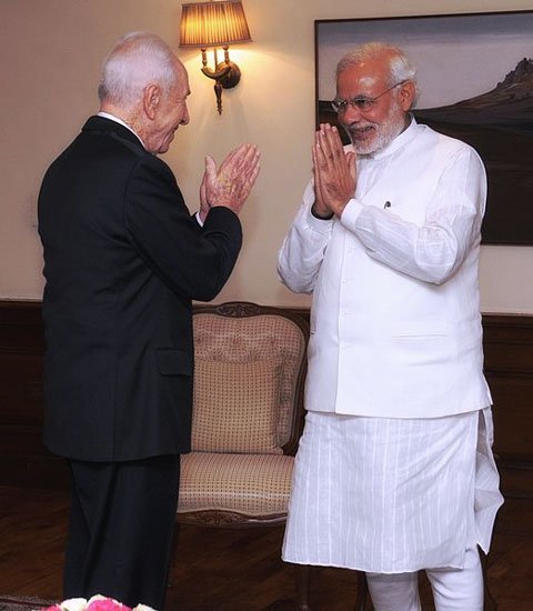 Prime-Minister-Modi-greets-former-Israeli-President-Shimon-Peres